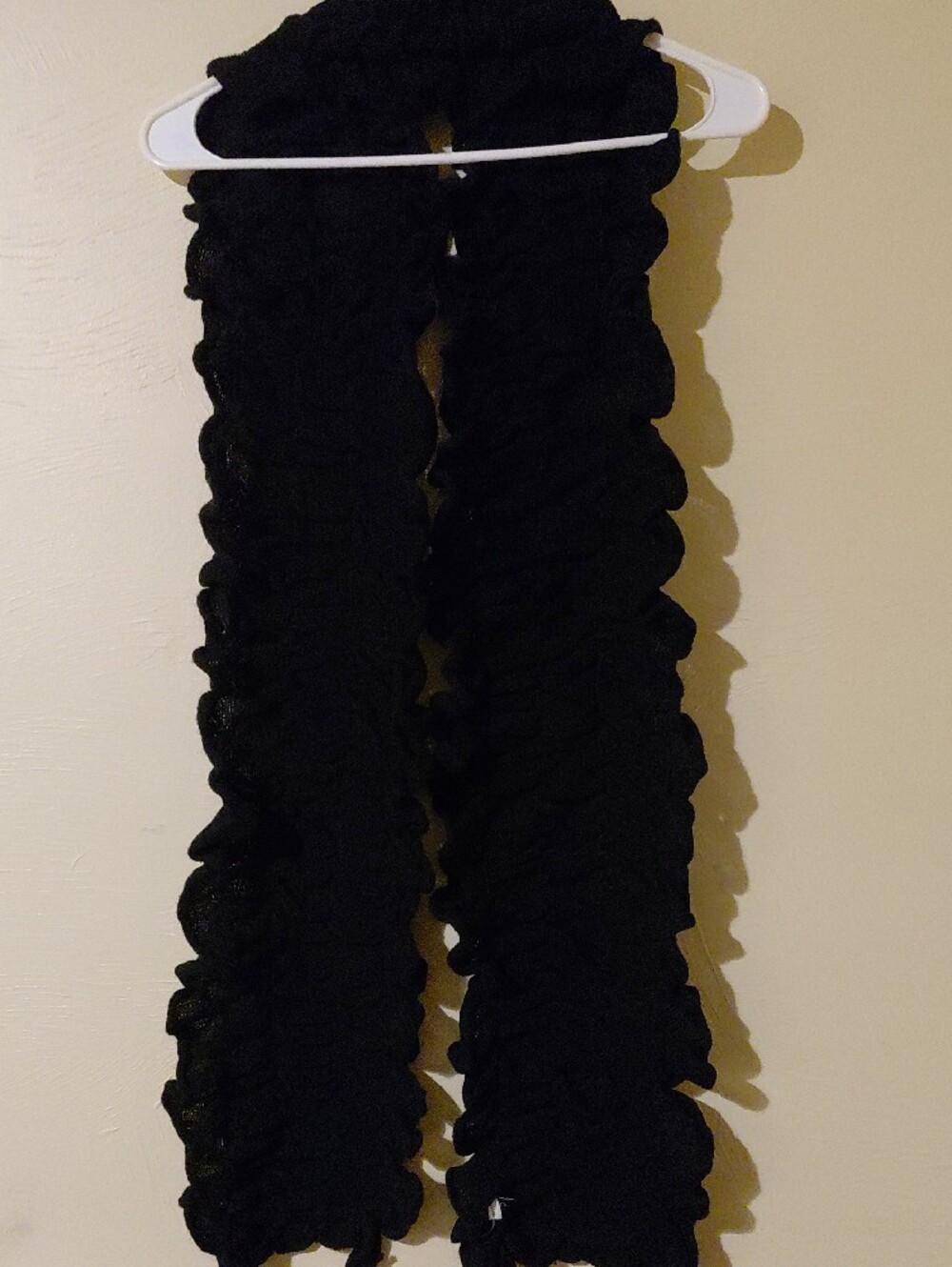 Source Unknown Black Ruffled Knit Scarf - Picture 3 of 4